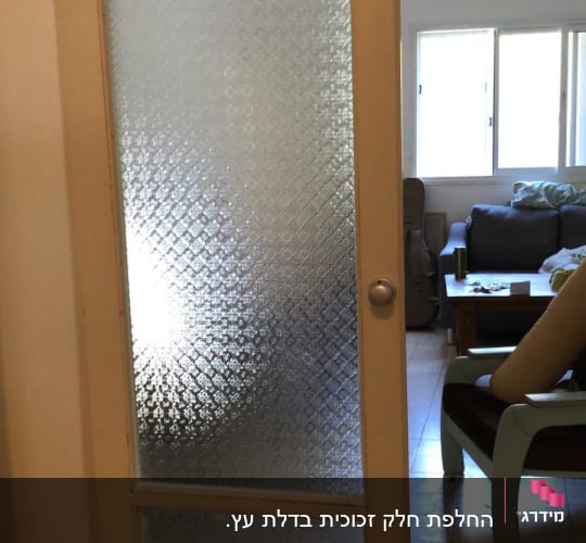 דלת זכוכית עם דוגמת יהלומים שקופה למחצה
